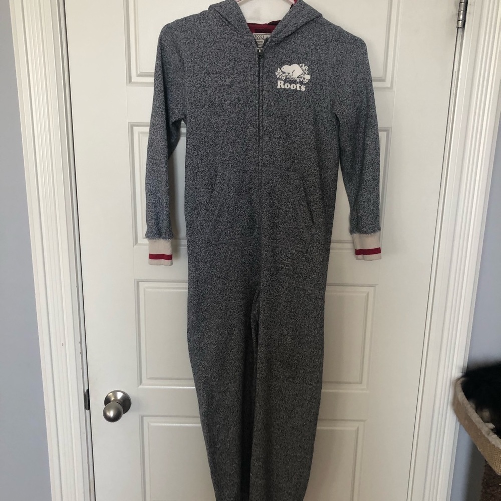 Roots Cabin Onesie youth size M (7-8)